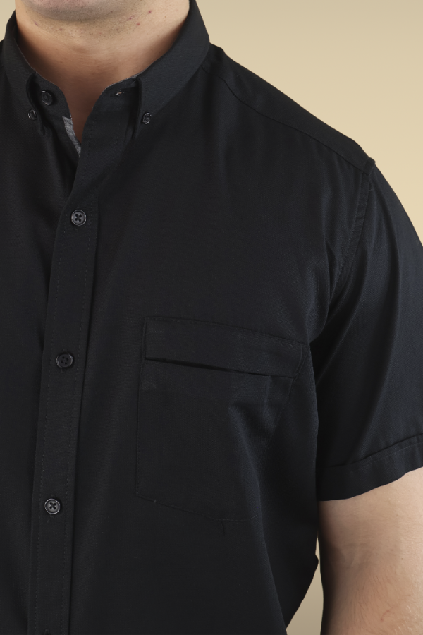 Camisa Negra Hombre Manga Corta De Algodón con Cuello Americano y Bolsa